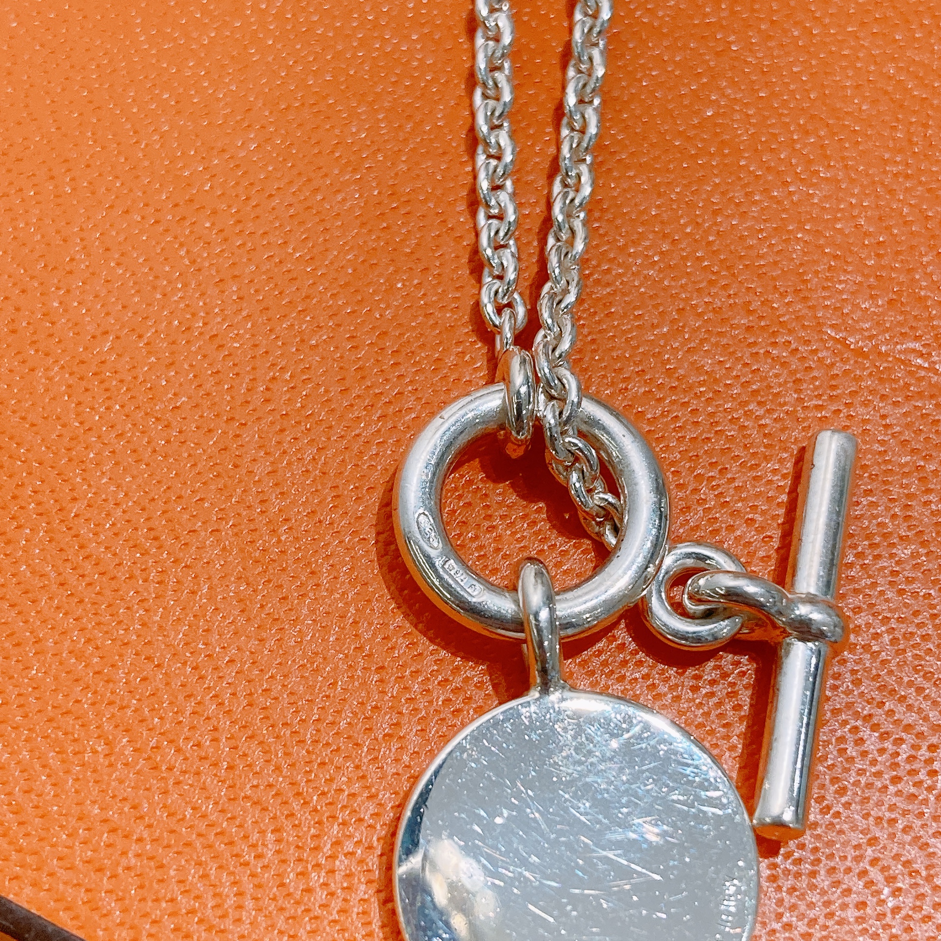 シンプルなお洒落【HERMES】Amulettes H Ex-Libris ペンダント Amulettes Hermès Ex-Libris pendant | Hermès USA