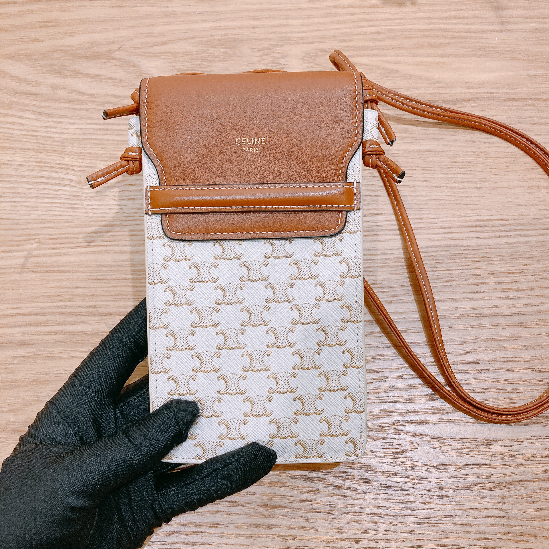 【CELINE】日本未入荷！PHONE POUCH WITH FLAP IN TRIOMPHE Celine Phone Pouch With Flap In Triomphe Canvas White x Tan